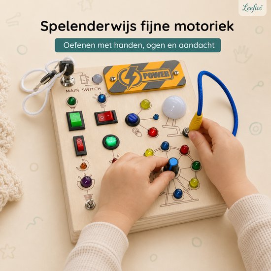Kinderhanden bedienen schakelaars op een houten activiteitenspeelgoed.
