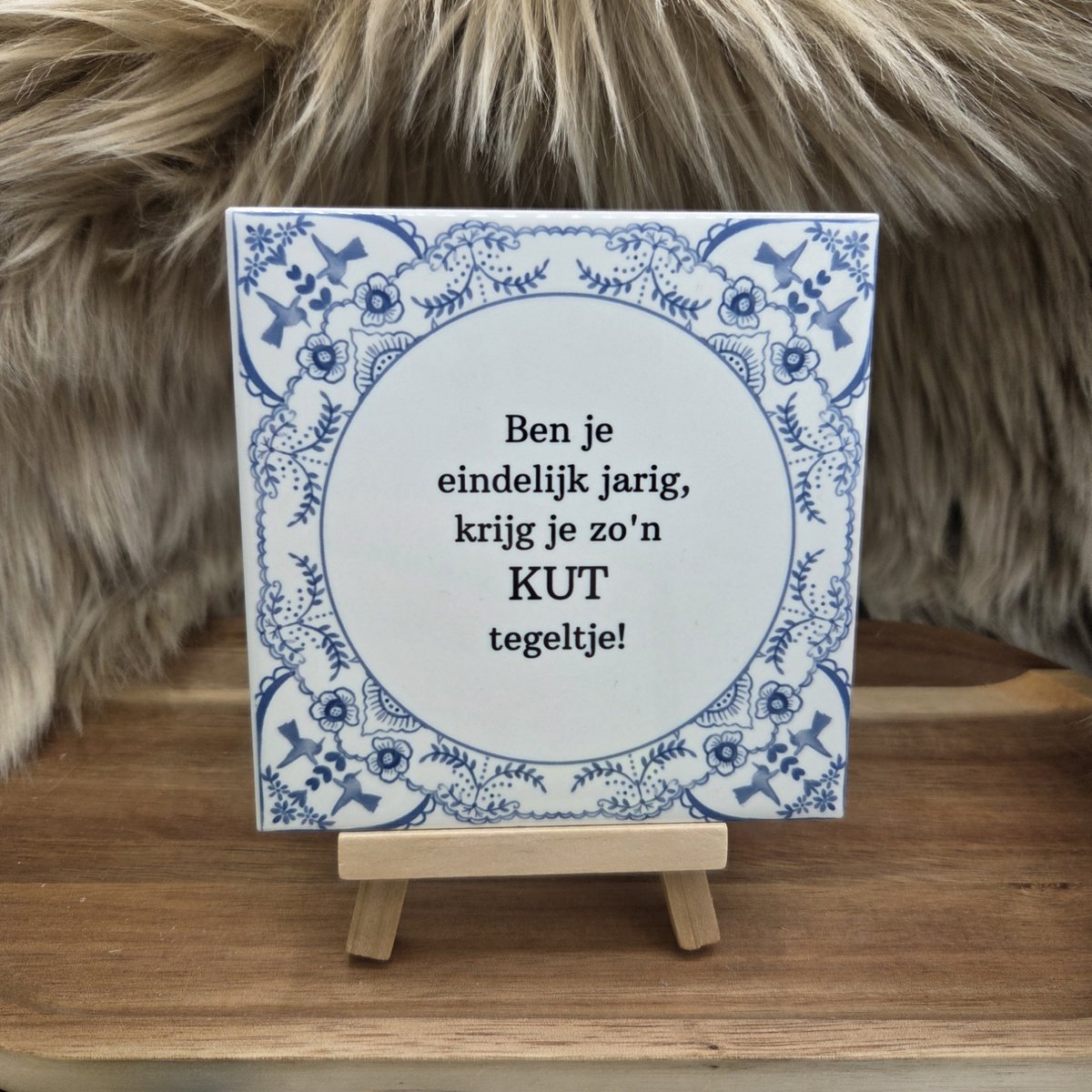 CreaCraft Spreuktegel “Ben je eindelijk jarig, krijg je zo’n kut tegeltje! ” – Cadeau tegeltje – Trendy nu – Verjaardag – Vriend(in), familie, collega – Zomaar – Incl standaard – Cadeau idee – Wenstegeltje