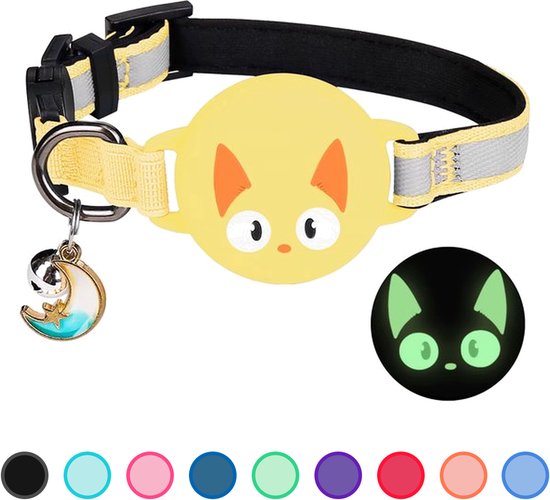 Collier jaune pour chat avec bande réfléchissante, visage de chat rond jaune avec oreilles oranges et clochette sur un pendentif lune. Œil de chat phosphorescent à côté.
