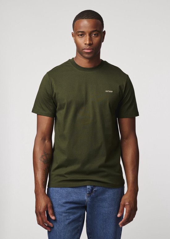 Homme portant un t-shirt Antwrp vert foncé à manches courtes avec petit logo brodé sur la poitrine.