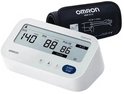 Witte Omron bloeddrukmeter met een digitale weergave van 140/88/86 mmHg en een zwarte manchet met de tekst OMRON HEM-FL31.