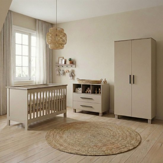 Babykamer met ledikant, kast, commode en ronde mat.