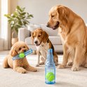 Drie honden bij elkaar, waarbij een kleine hond een blauwe fles met bal vasthoudt.