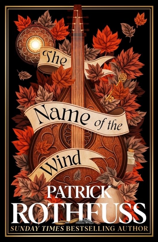 Boekhoes "The Name of the Wind" met een luit, omringd door herfstbladeren en gouden ornamenten. Patrick Rothfuss.