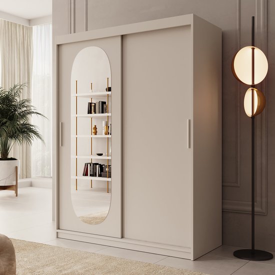 Beige kledingkast met twee schuifdeuren, waarvan één met een ovale spiegel. De kast heeft gouden handgrepen en een open vak met gouden schappen.