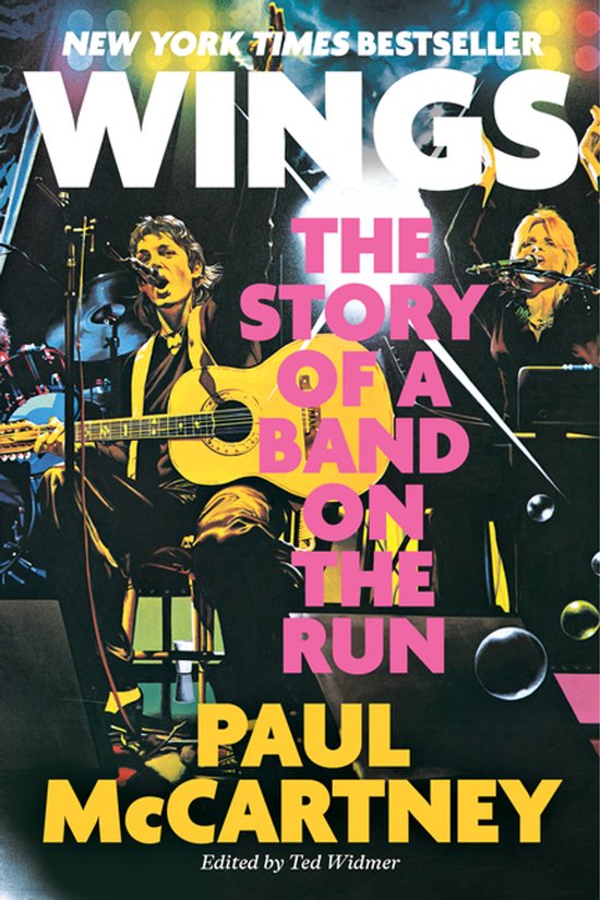 Boekomslag 'Wings: The Story of a Band on the Run' door Paul McCartney. Een live optreden van de band met een zanger die gitaar speelt.
