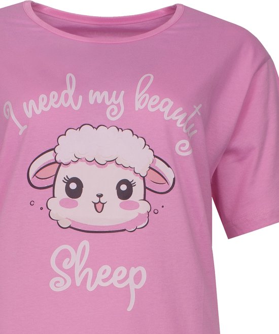 Roze T-shirt met korte mouwen, met een schattige cartoon van een schaap en de tekst 'I need my beauty sheep'.