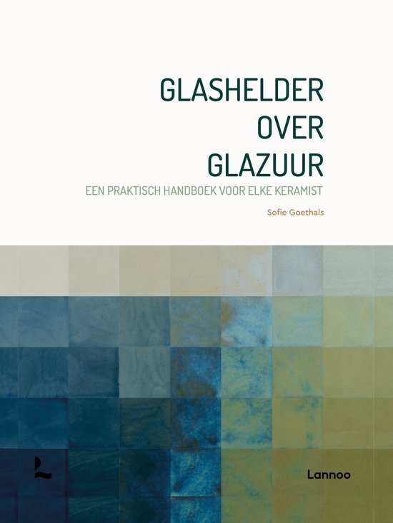 Boek 'Glashelder over Glazuur' met abstracte mozaïek van blauw-groene tinten op de omslag. "Een praktisch handboek voor Elke Keramist" door Sofie Goethals.