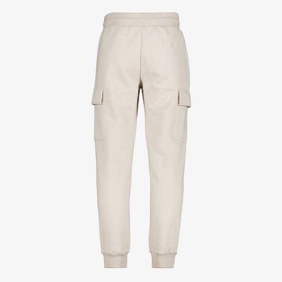 Achterkant van de beige cargo joggingbroek met elastische tailleband, trekkoord en twee cargozakken.