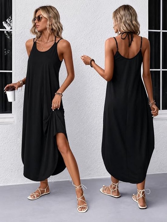 Zwarte maxi jurk met spaghetti bandjes, lage hals, hoge split aan de zijkant en een gedrapeerde zoom. Model van voren en van achteren.