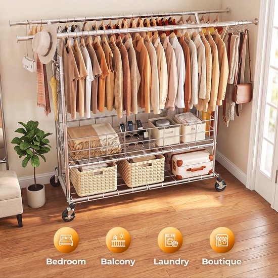 Zilveren kledingrek met beige, oranje en bruine kleding, met hoeden en tassen. Onderop staan manden en een koffer.