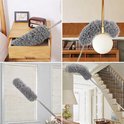 Grijze microvezel plumeau wordt gebruikt om een lamp, laden en jaloezieën schoon te maken.
