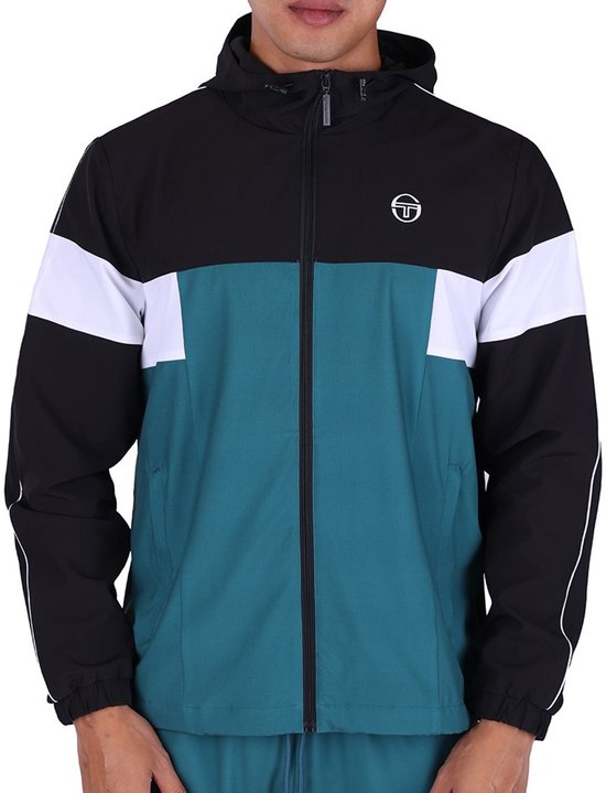 Sergio Tacchini trainingsjas in zwart, wit en groen. Met logo op de borst, gedragen door een man.