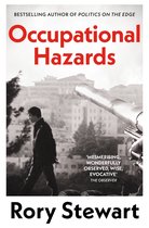 Boek 'Occupational Hazards' van Rory Stewart. Zwart-wit cover met een man die voorbij een kanon loopt. Tekst: 'MESMERISING, WONDERFULLY OBSERVED, WISE, EVOCATIVE'