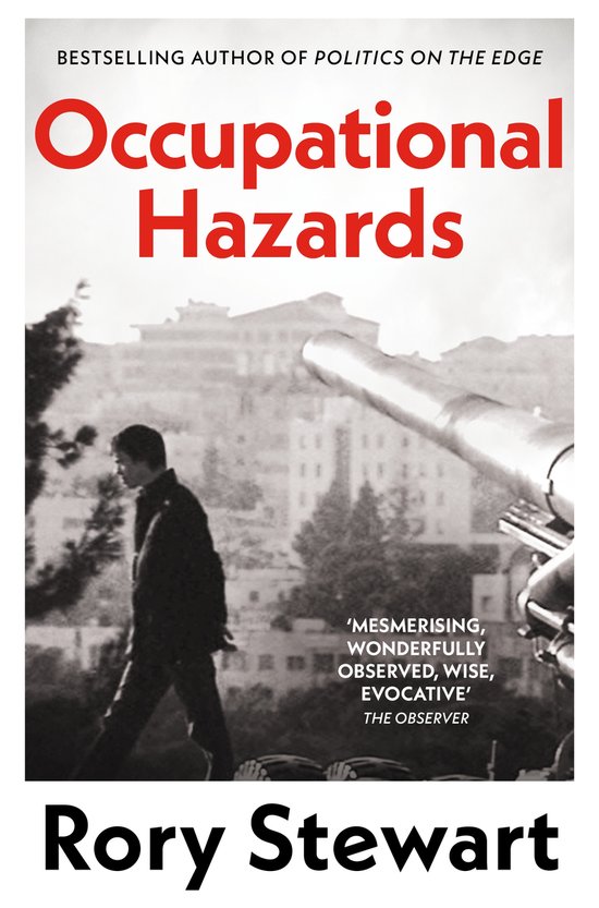 Boek 'Occupational Hazards' van Rory Stewart. Zwart-wit cover met een man die voorbij een kanon loopt. Tekst: 'MESMERISING, WONDERFULLY OBSERVED, WISE, EVOCATIVE'