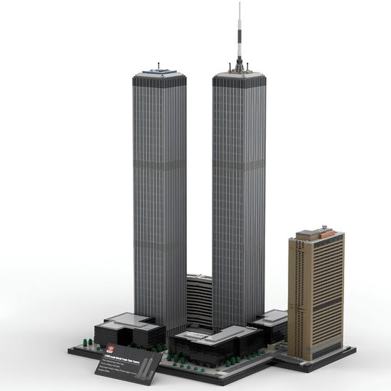 Grijze model van de Twin Towers van het World Trade Center, met een bruin gebouw en kleinere grijze gebouwen aan de voet.