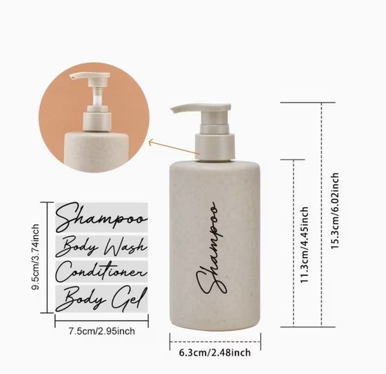 Beige zeepdispenser met pompsysteem, gemarkeerd met 'Shampoo'. Afmetingen en set labels met 'Shampoo', 'Body Wash', 'Conditioner', 'Body Gel' worden getoond.