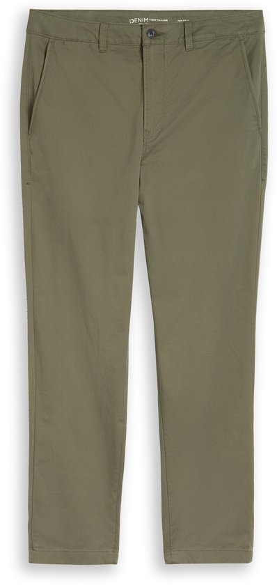 Olijfgroene chino met een relaxte pasvorm, gepresenteerd op een witte achtergrond.
