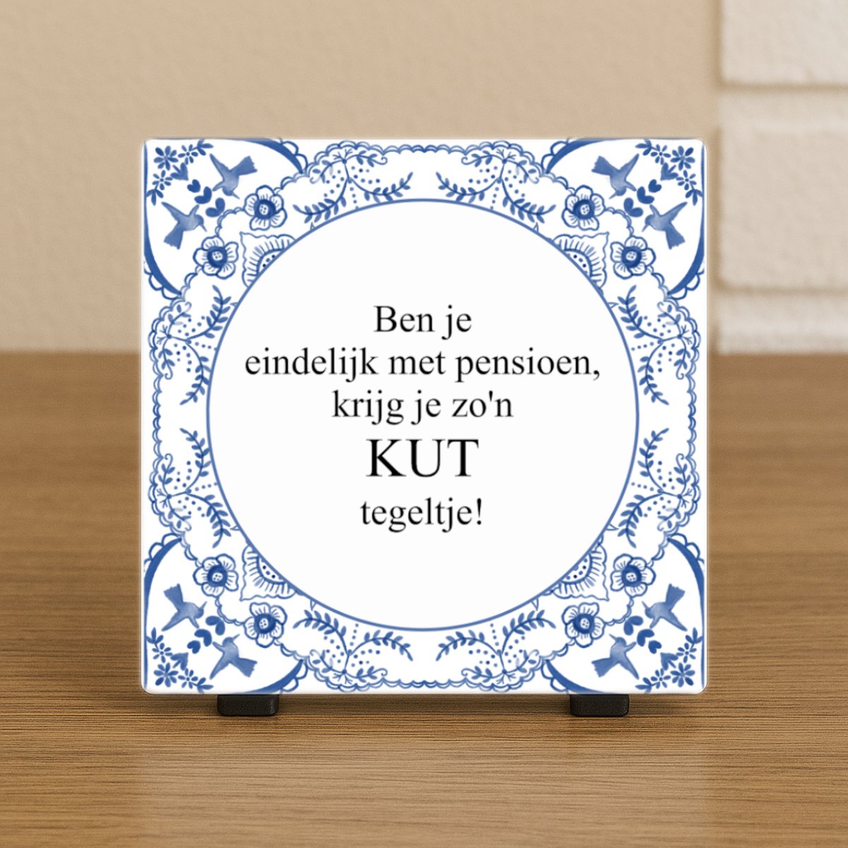 CreaCraft Spreuktegel “Ben je eindelijk met pensioen, krijg je zo’n kut tegeltje!” - Woondecoratie – Pensioen – Grappig – Cadeau tegeltje – Trendy nu – Vriend(in), Collega, familie – Zomaar – Cadeau – Incl standaard – Wenstegeltje – Cadeau idee