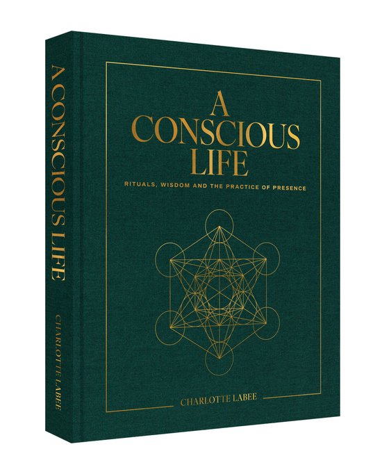Groen boek "A CONSCIOUS LIFE" met gouden tekst en geometrisch symbool.