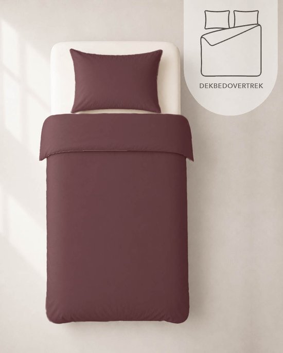 Bordeaux dekbedovertrek van 140x220cm met bijpassende kussensloop, liggend op een wit bed.