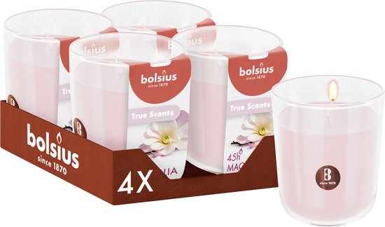 Bolsius True Scents Magnolia voordeelverpakking van 4 roze geurkaarsen in glas. Eén brandende kaars.