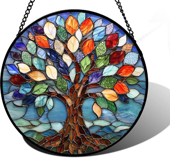Ronde glas-in-lood raamdecoratie met een levensboom, veelkleurige bladeren en een blauwe achtergrond, geïsoleerd.