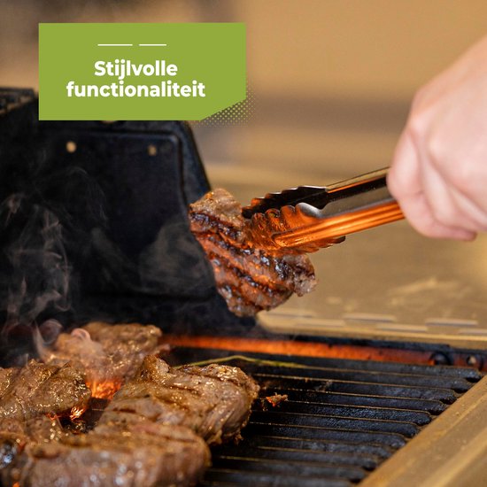 Hand met RVS tang met oranje greep pakt gegrilde biefstuk op een grill.