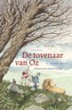 Boekomslag 'De tovenaar van Oz' met Dorothé, de vogelverschrikker, de blikkenman, de laffe leeuw en Toto onder een grote boom.