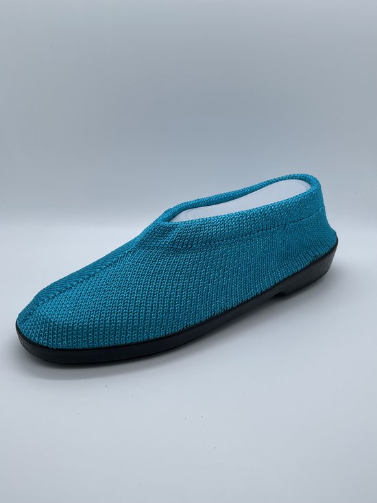 Turquoise gebreide instapper met zwarte zool.