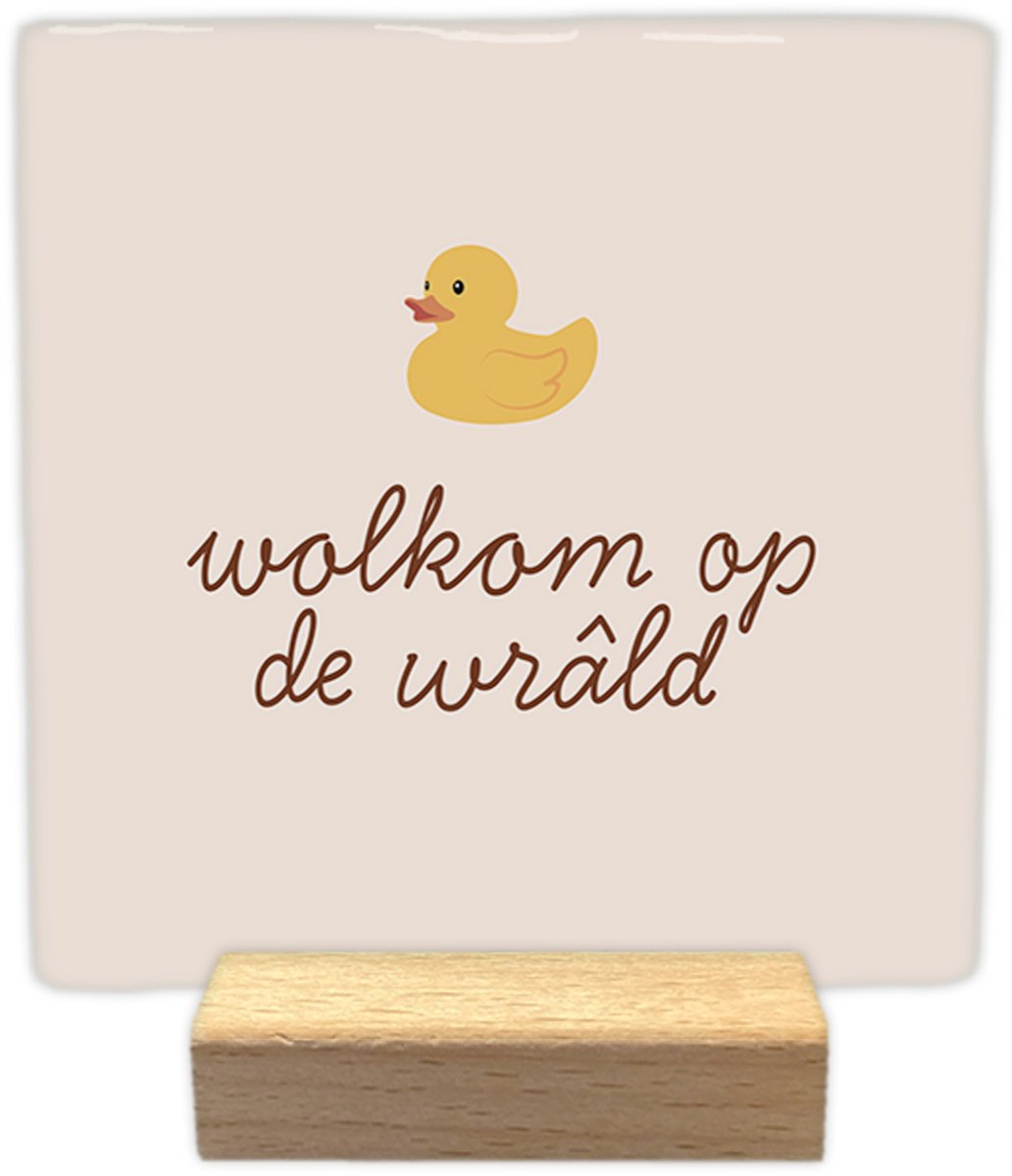 Wolkom op de wrâld - Keramische decoratie tegel - incl. houten presenteerblok