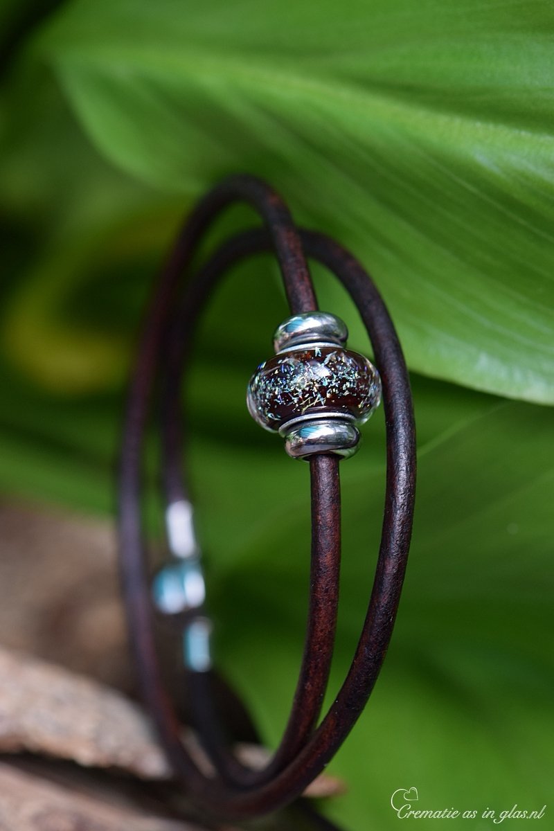 As armband dames bruin leer – Handgemaakte dames armband met crematie-as in Murano glas – Assieraad