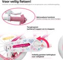 Close-up van de roze fiets met mandje, met tekst over betrouwbare handrem en terugtraprem.