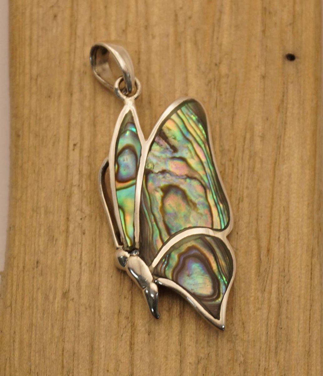 Sterling zilveren hanger van gekleurde vlinder met de vleugels tegen elkaar - fleurige vlinder hanger van 925 zilver met geslepen schelpen - zilveren hanger van vlinder tegen elkaar - vrouwelijke hangers van insekt vlindertje