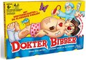 De doos van Dokter Bibber met de titel in rode letters, een chirurg die een patiënt opereert met een rode neus.