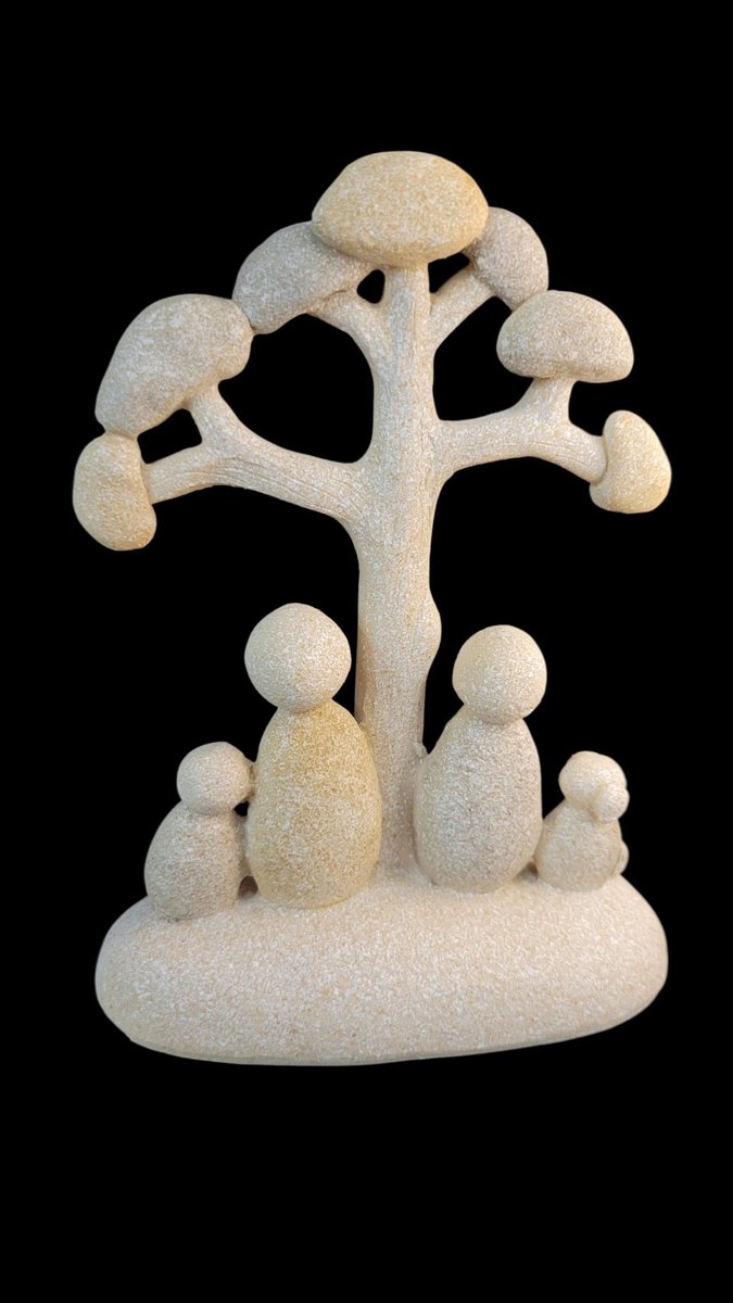 beeld kiezelstenen jong gezin kind en huisdier - familie beeld - 4x11x15 cm - grijs creme - resin beeld is onzijdig vader moeder - moeder moeder - vader vader