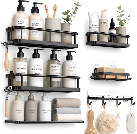 Zwarte badkamerrekjes gevuld met verzorgingsproducten zoals shampoo, conditioner, body wash, handzeep en zeep. Inclusief haakjes.