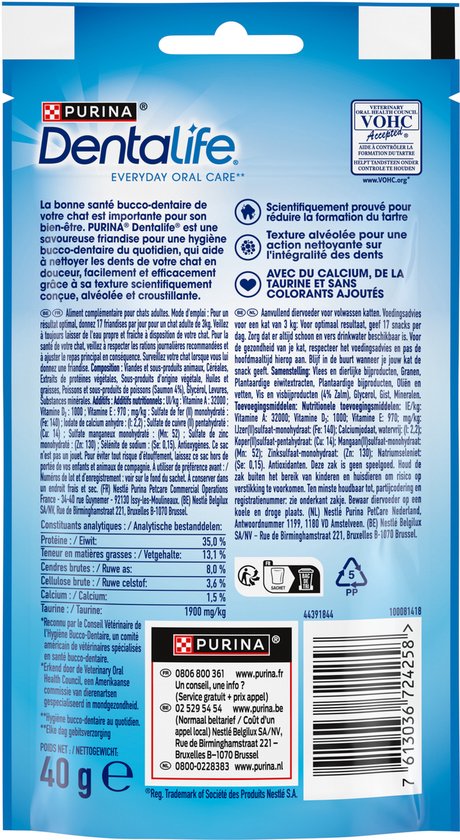 Purina Dentalife zak voor katten met de tekst 'Everyday Oral Care' en '40 ge'. Een kat kijkt omhoog naar twee snacks.
