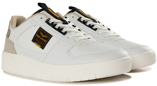 Witte leren sneakers met beige suède accenten en PME Legend logo's op de zijkant.