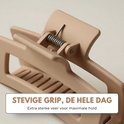 Close-up van een beige haarklem met een extra sterke veer.