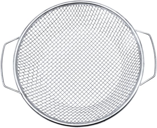 Top view van een ronde, metalen zeef met handvatten op een witte achtergrond.