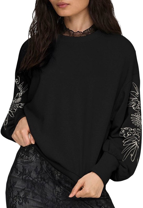 Sweatshirt noir avec imprimé de lignes écru brodé sur les manches, porté par un mannequin.