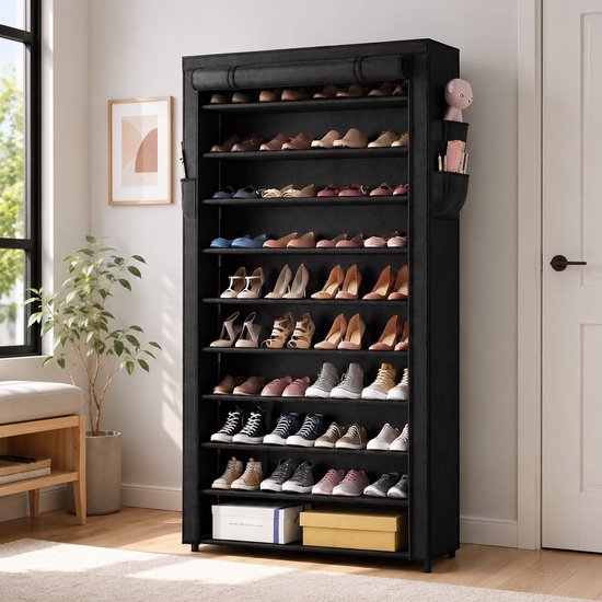 Une femme place des chaussures dans une étagère à chaussures noire à 10 niveaux, dans un salon.