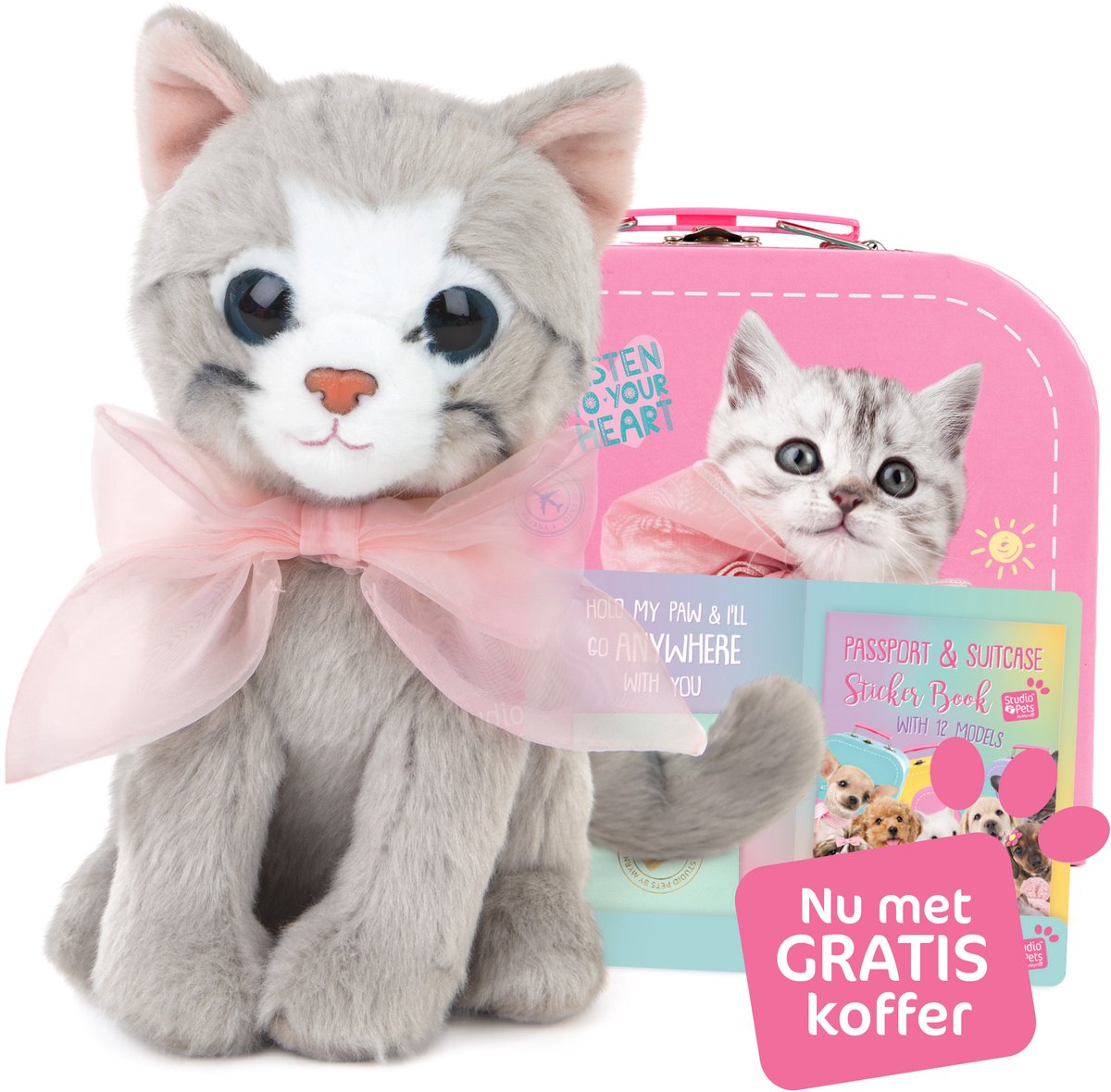 Studio Pets® Studio Pets Bella kat knuffel 16 cm set met GRATIS koffertje – kat knuffel met roze strik, paspoort, stickerboek en roze kartonnen koffertje