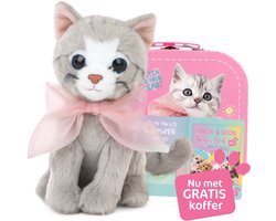 Studio Pets® Studio Pets Bella kat knuffel 16 cm set met GRATIS koffertje – kat knuffel met roze strik, paspoort, stickerboek en roze kartonnen koffertje
