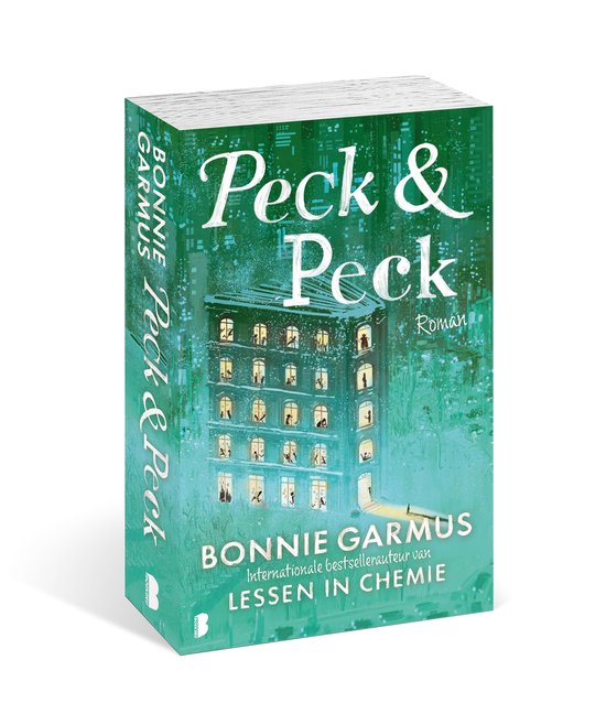 Boek 'Peck & Peck' van Bonnie Garmus, met een groen-witte illustratie van een gebouw met verlichte ramen.