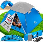 Blauwe 2-4 persoons pop-up tent met grijze accenten, op gras en strand.