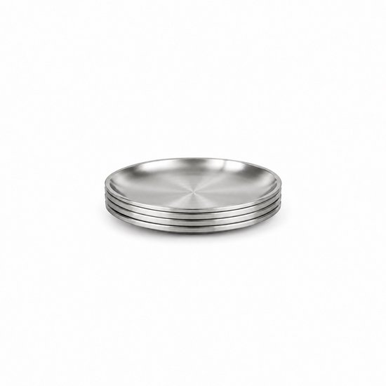 Pile de quatre petites assiettes argentées en acier inoxydable brossé, avec de subtiles lignes concentriques.