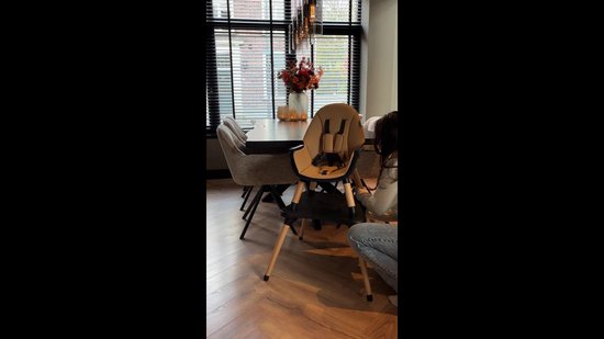 ComfyKidz® Luxe 5 in 1 Kinderstoel met Speeltafelfunctie - Meegroeistoel met Beukenhouten Poten - Baby Eetstoel - Peuterstoel - Zwart /Bruin