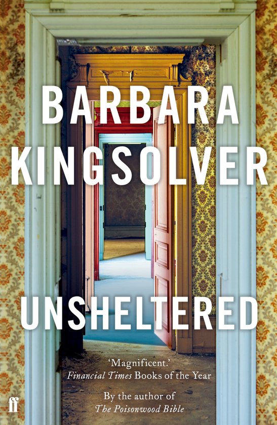 Boekcover van 'Unsheltered' van Barbara Kingsolver, met een zicht op meerdere deuren en kamers in een vervallen huis.